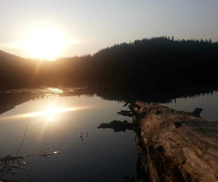 Coucher de soleil lac calme reflets