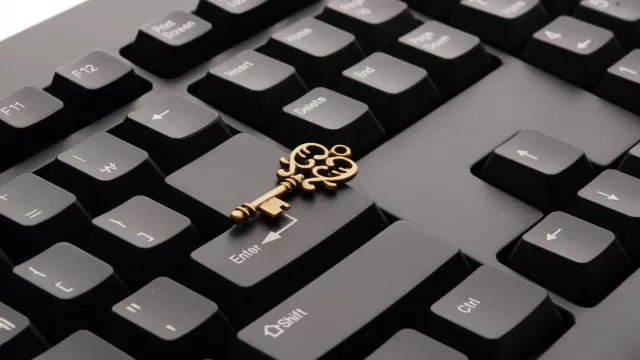 Une vieille clé sur un clavier d'ordinateur